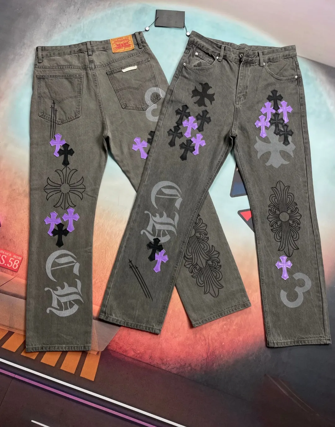 🅿️280 🔘Style number-KL136 🔘Chrome Hearts𝐂𝐡𝐫𝐨𝐦𝐞 𝐇𝐞𝐚𝐫𝐭 24SS official website limited gray and purple cow spray-painted graffiti patchwork leather jeans* Chrome Hearts Online limited edition pants Chrome Hearts Online limited edition black and purple jeans are coming! Black and purple cross leather, mysterious and noble. Limited graffiti spray painting, full of personality and non-contrasting. The straight, loose fit flatters your legs and is super comfortable. The trendy and cool style is popular, and it is available in limited quantities. Don’t be slow to order, so hurry up and place your order to embrace exclusive fashion.  Size: M L XL XXL (30.32.34.36) Color: Dark Gray